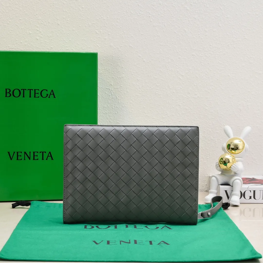 Batch 1440 #B家 New woven handbag 👇, the handbag uses BV classic woven mesh. The size of the middle mesh is just right. The design is simple, simple and high-end. The material is made of soft cowhide. Zipper opening and closing. There is a card slot inside. It is extremely usable. You can do everything with one handbag when you go out! Combining beauty and practicality, it’s perfect for personal use and gift giving! Size: 27.5X20.5x2, model: 80-9#